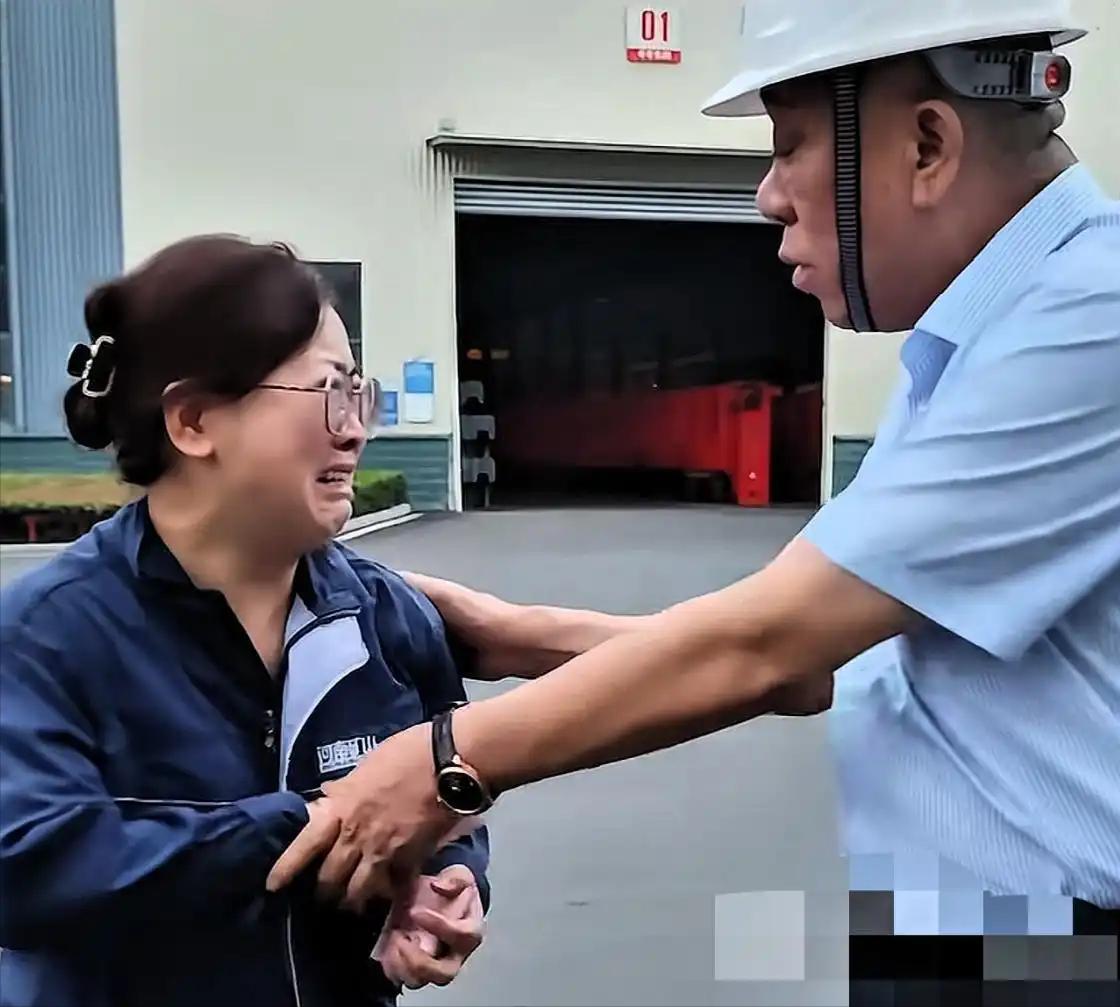 中秋，河南矿山一个女工在车间赶工，老板崔培军打这儿路过瞅见了，把兜里剩的几千块钱