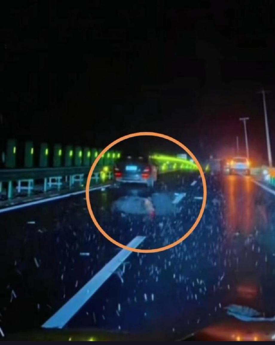 11月1日晚，吉林白山市发生一起引人关注的交通事故，一辆奔驰轿车与一头黑熊相撞，