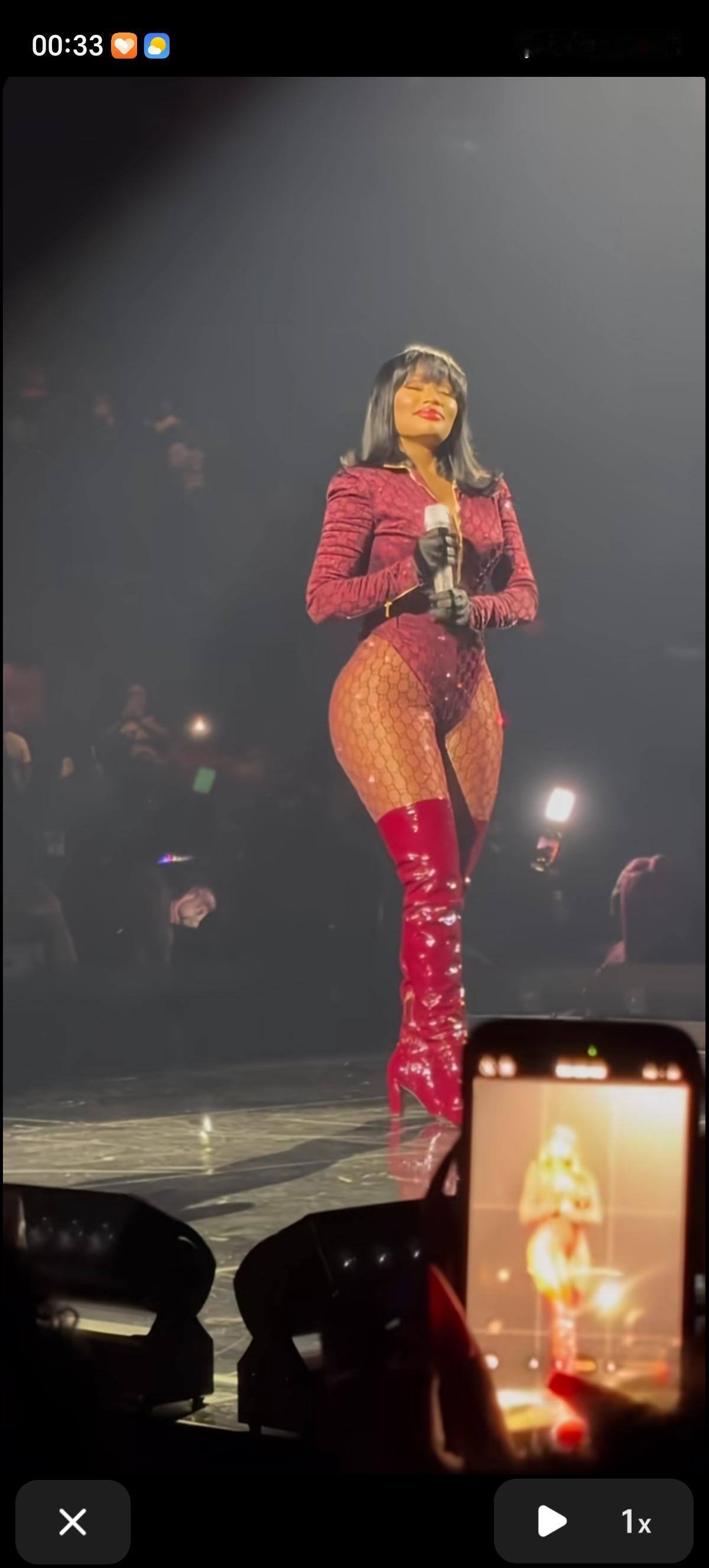 这是美国说唱歌手妮琪·米娜，昵称“麻辣鸡”，感觉在她的大屁股上放上一杯奶茶也不会