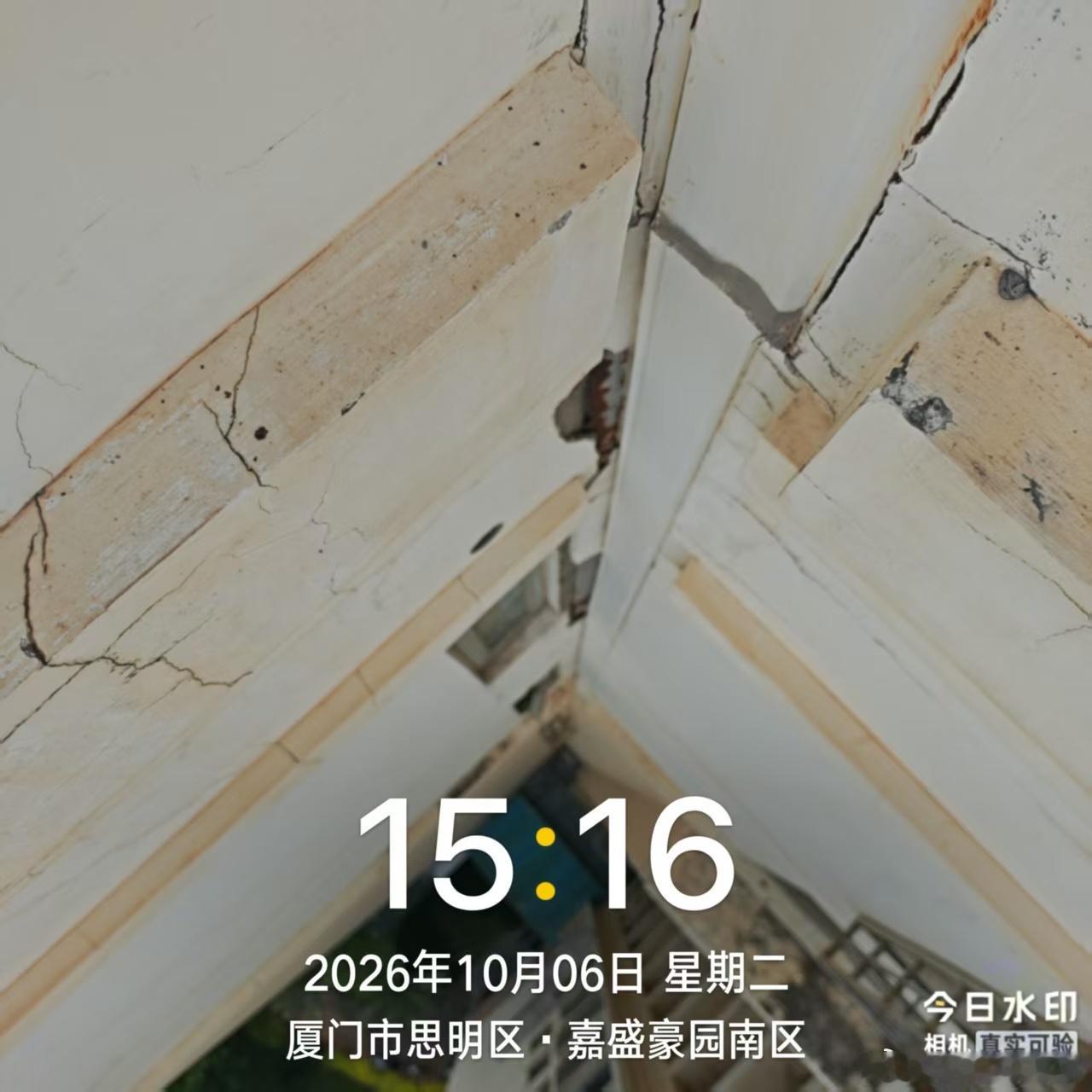 昨天我露台玻璃被砸了个大窟窿早上物业上楼看了，是18楼外墙墙体脱落照片上可以看出这外墙已经有非常多的