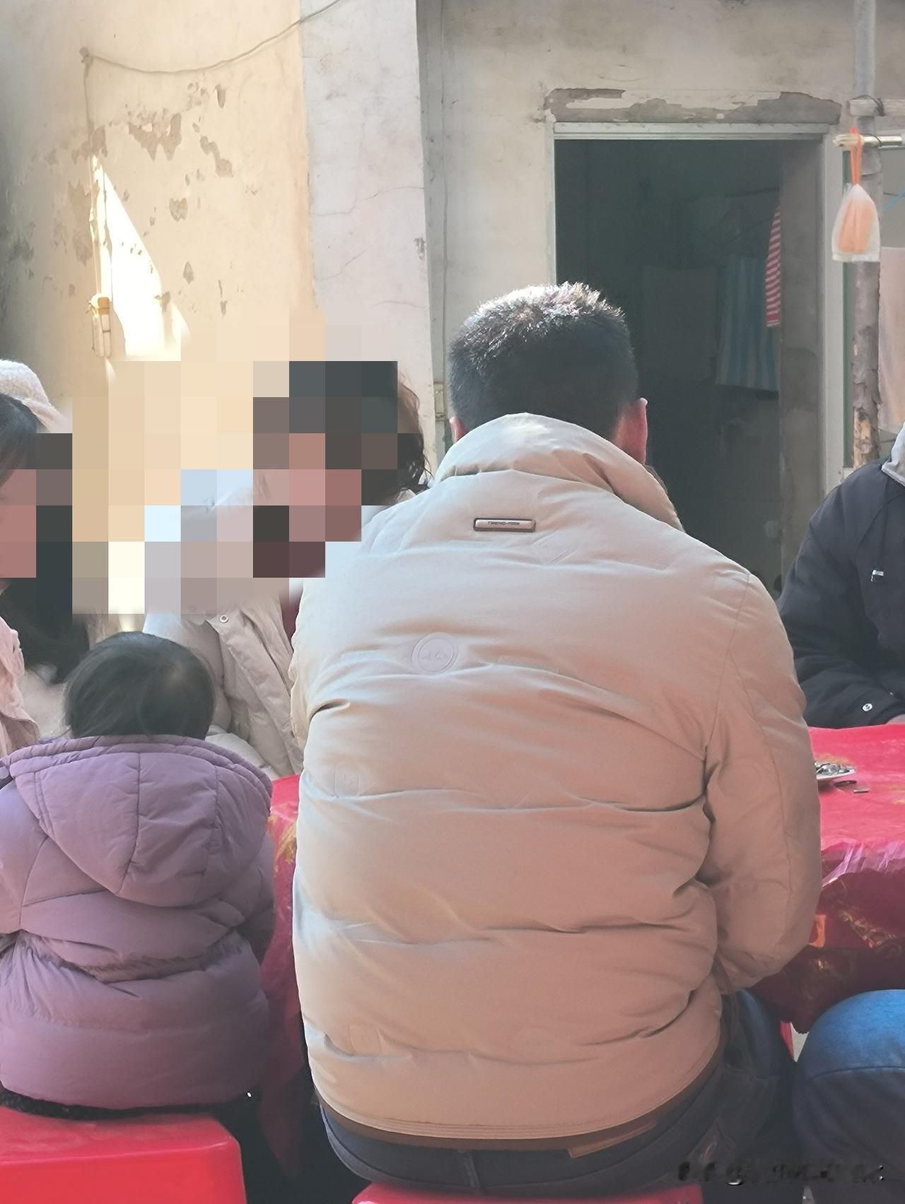 何谓坏人？一个让他人活得极为不适的人，那定然是坏人。自私的人算是坏人吗？通