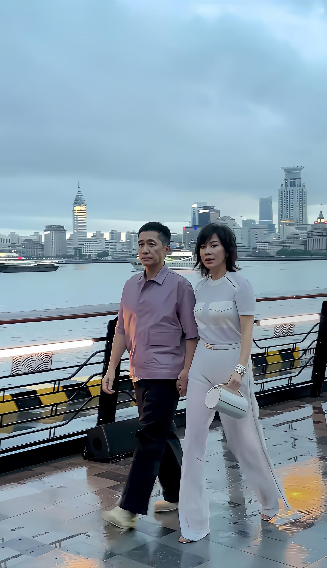 近日，梁朝伟、刘嘉玲夫妇现身上海，在傍晚江边散步的画面。看似是梁朝伟牵着刘嘉