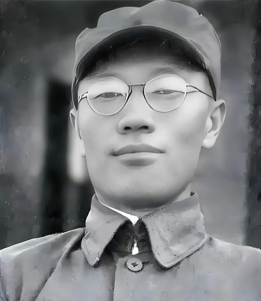 南京保卫战，全团打光，他一个人活着爬出来。被蒋介石下令秘密枪决，他翻墙跑了。这个
