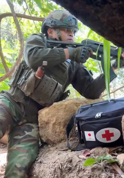 柬埔寨士兵的武器装备，56-2冲锋枪，日本ODA援助急救包。根据报道，柬埔寨军队