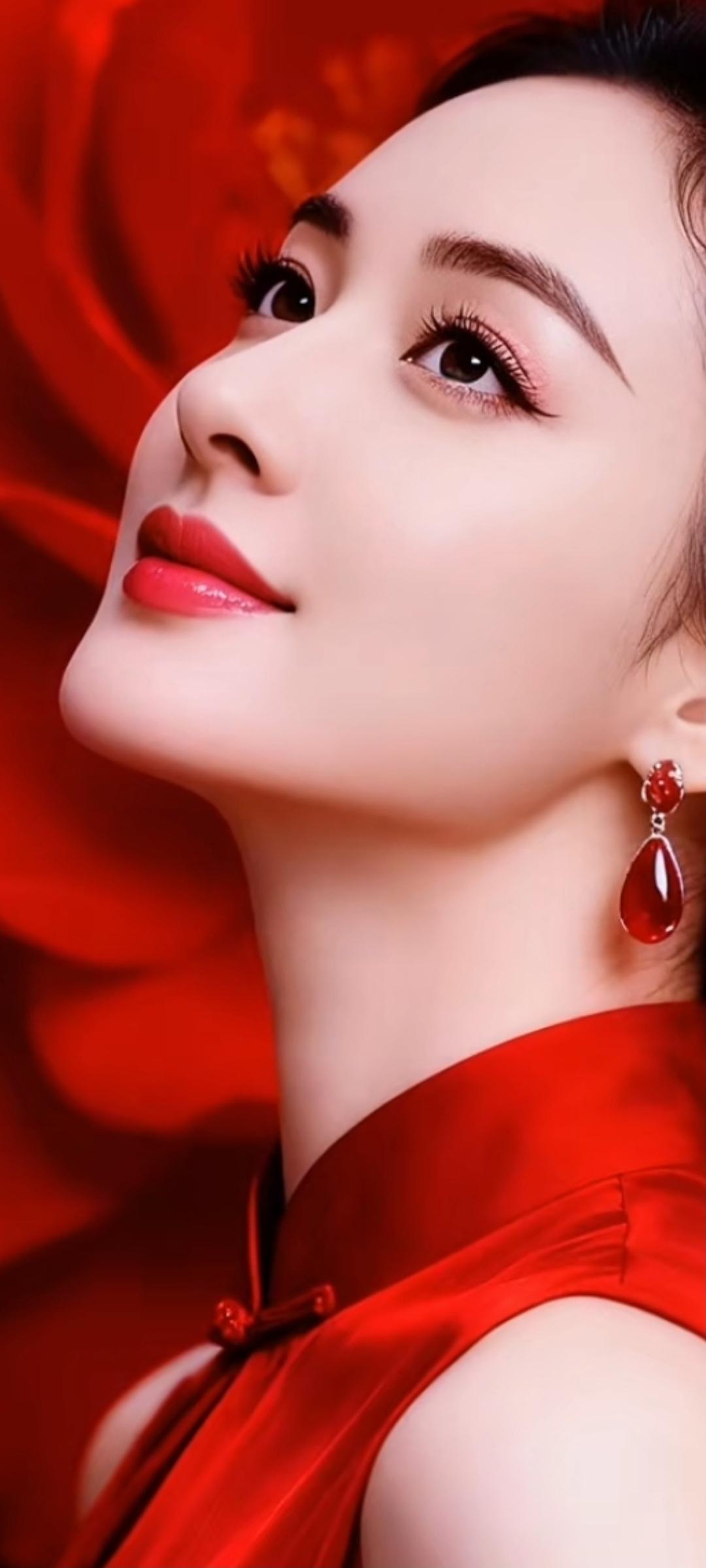 红衣美人，优雅动人，尽显东方韵味