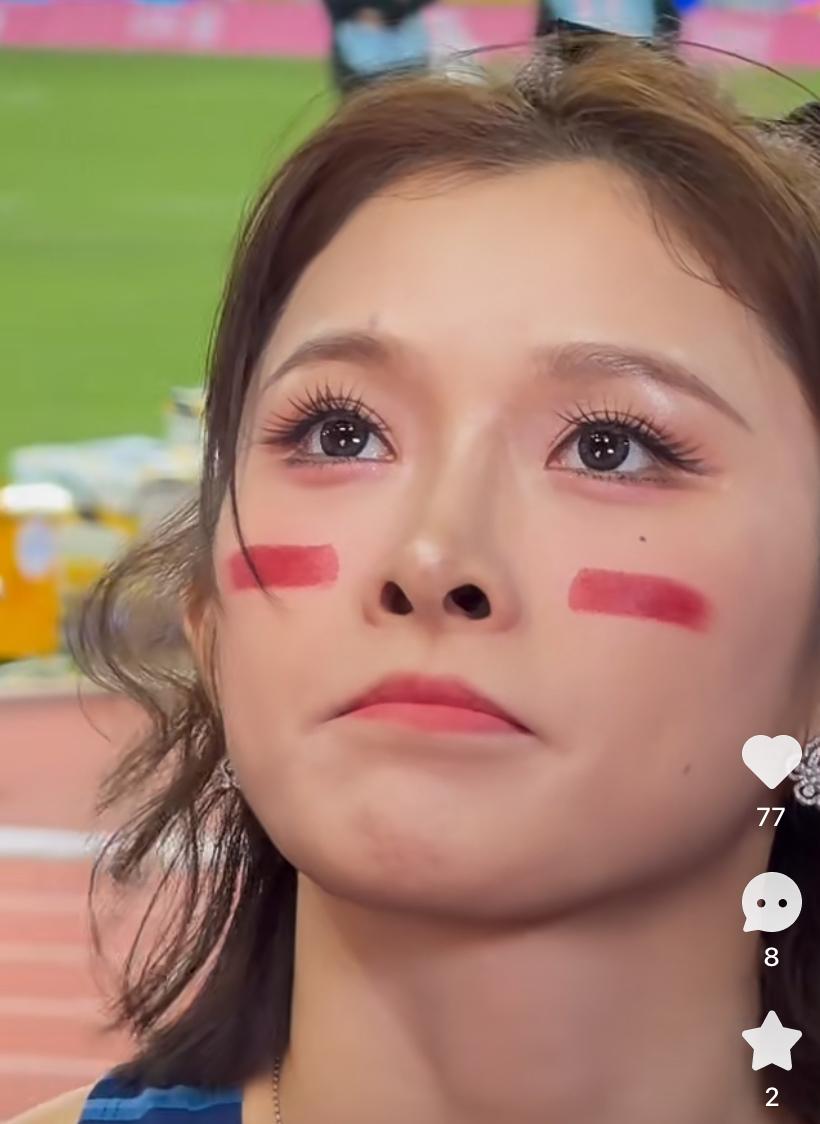 该说不说，吴艳妮的妆容是真精致啊首先啊，运动员爱美无可厚非，化妆更没错但感觉