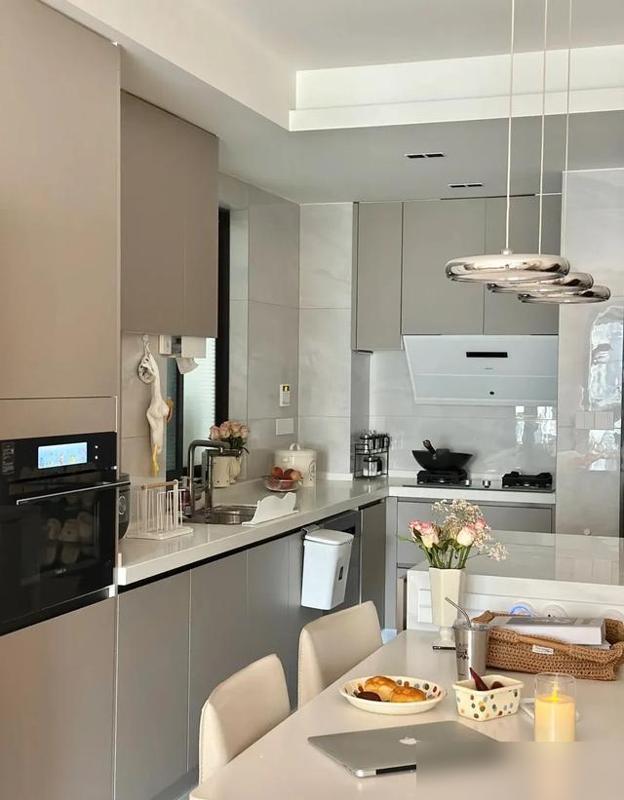 看完湖北这对夫妻的新房，我直接拍着沙发喊“这才是家啊！”湖北一对小夫妻把10