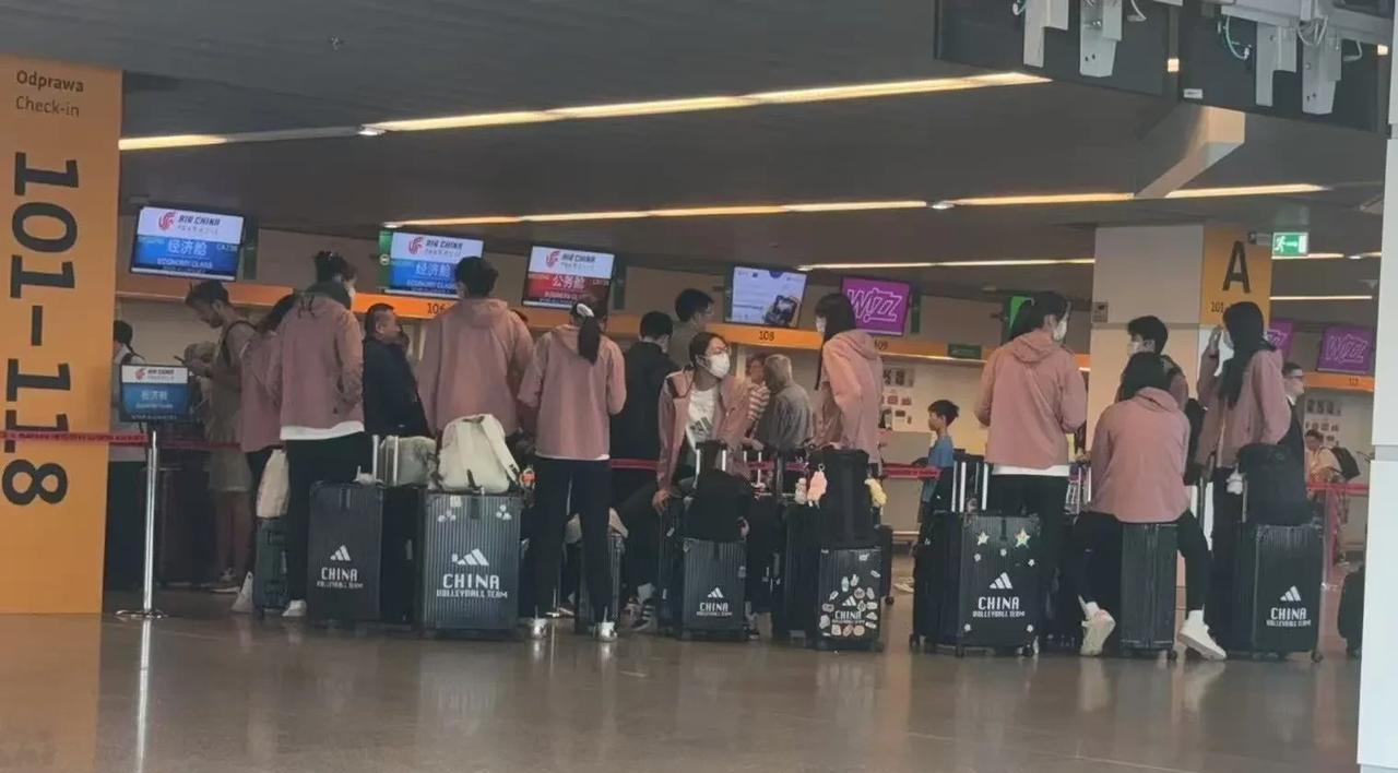 中国女排乘经济舱回国。球迷在波兰机场值机时偶遇在国航经济舱排队托运行李的中国女排
