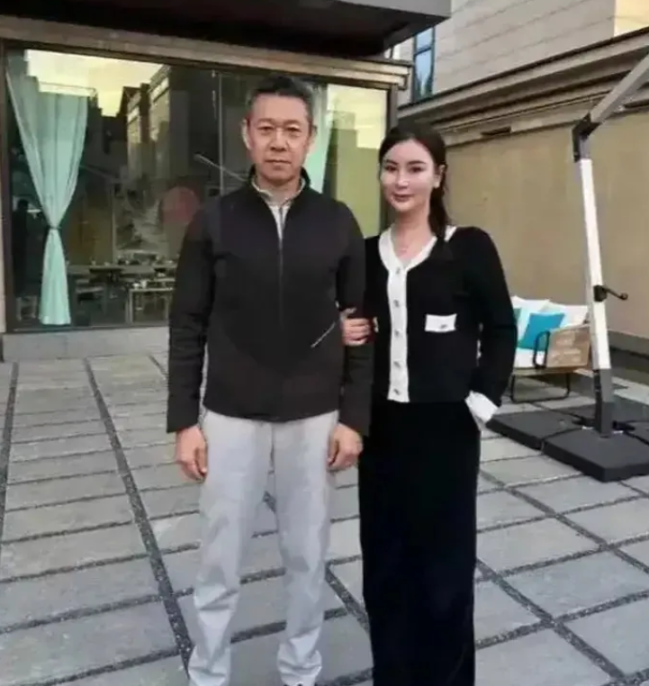 张丰毅跟妻子霍凡合影，两个人都显得比实际年龄年轻很多。特别是霍凡，就好似30多岁