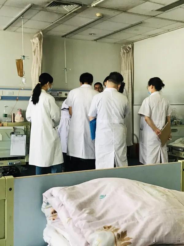 今年学医分数降了。说句实话，绝大多数普通医院看病问诊，根本不需要高考六百多分的尖