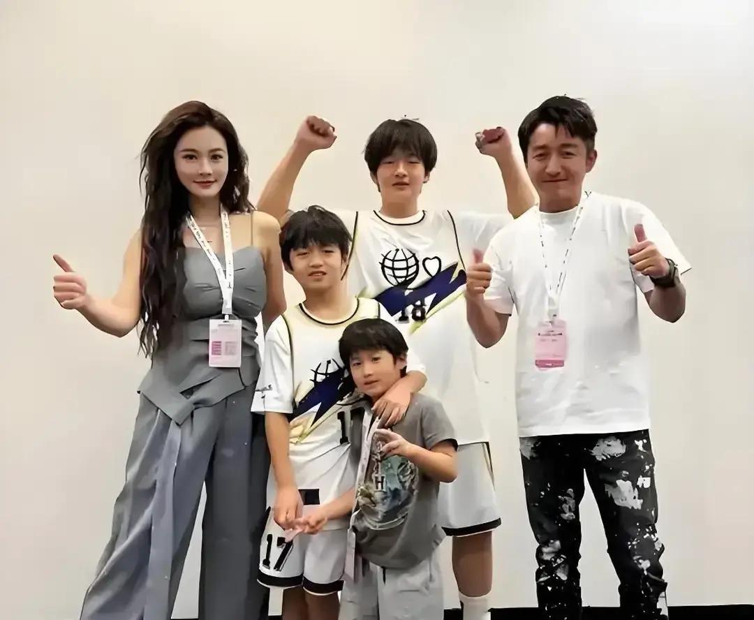 都说拳王邹市明离不开冉莹颖，现在看，更准确的说法是，他“离不起”最近两口子在