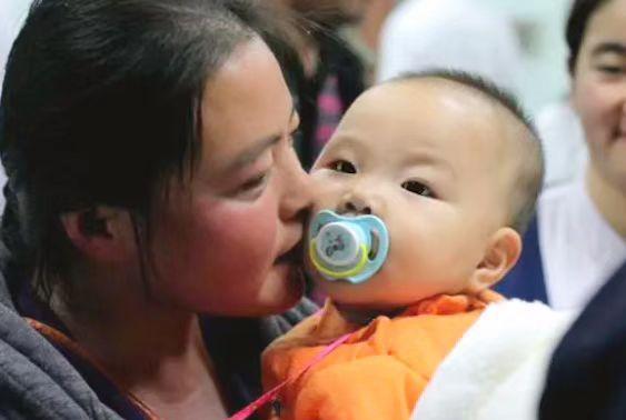 🌞2014年，山东一宝妈在给10月大的女儿洗澡时，惊讶地发现孩子屁股上竟插