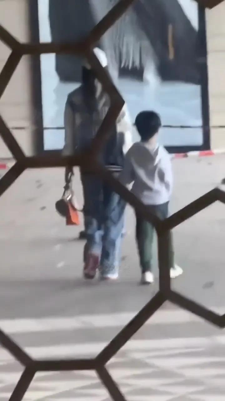 路人多次偶遇Angelababy接娃放学，素颜接地气，亲力亲为诠释母爱本色