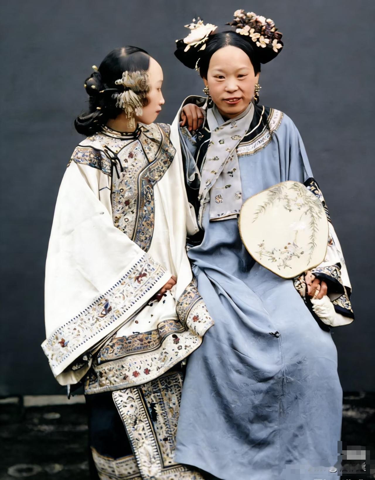 八旗格格们的美：晚清贵族的独特“时尚”照片里的八旗贵妇旗装，通过照片，我们可以