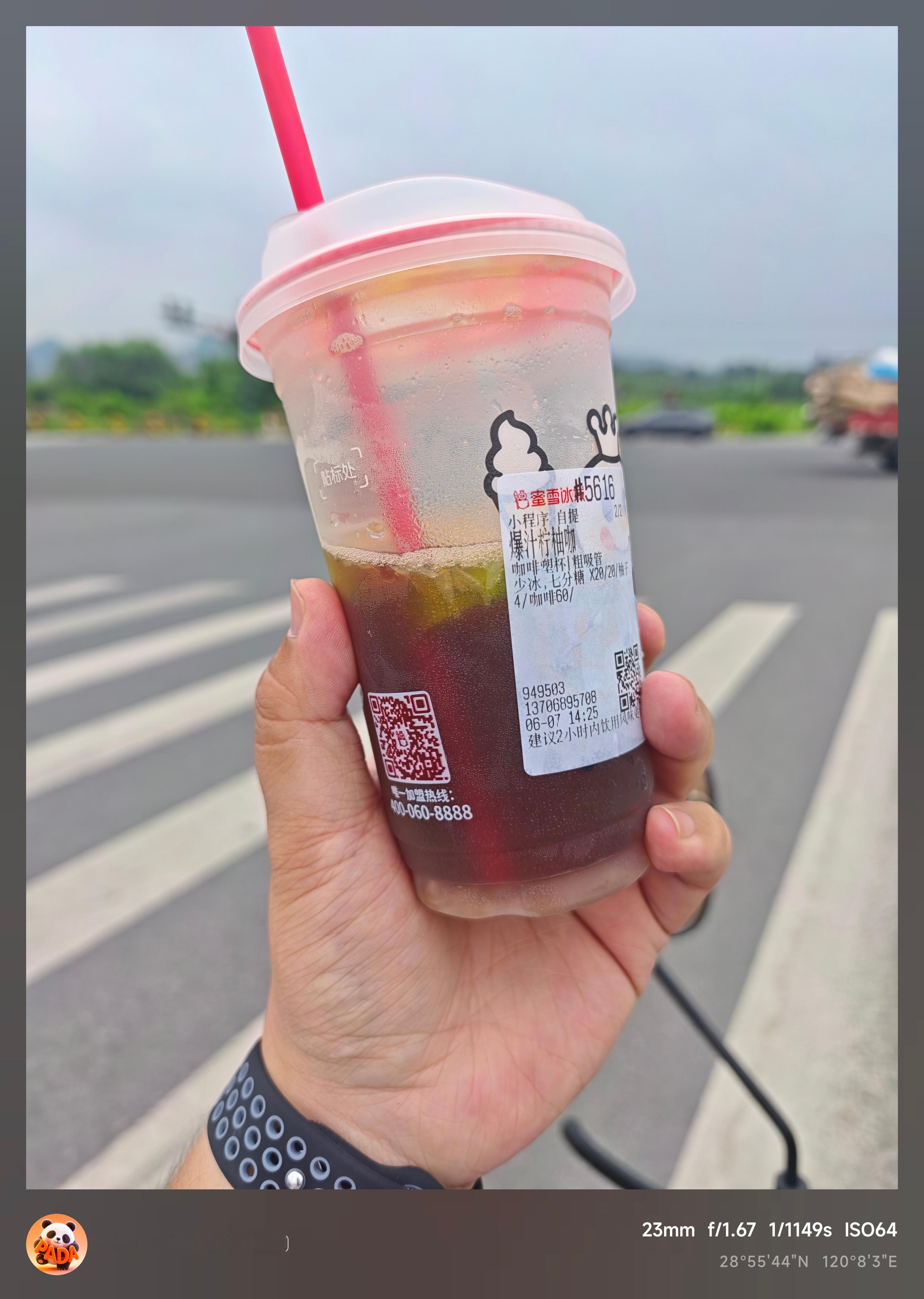 很难得用“塑料感”形容一款咖啡买了个雪王功“橙”名就套餐，里面配的柠柚咖那个柠柚