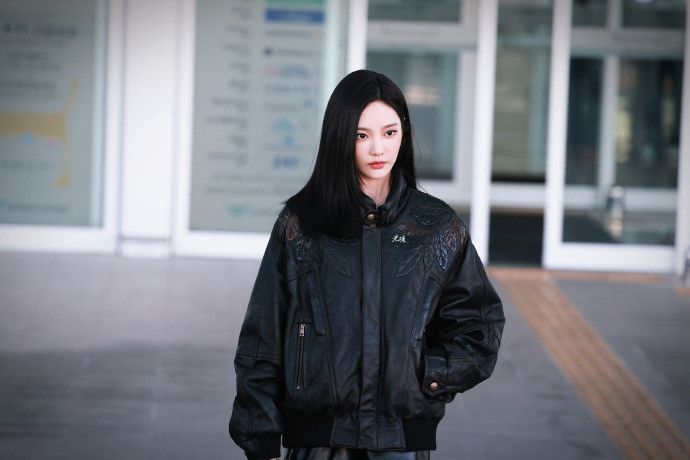 宁艺卓米兰时装周出发路透宁艺卓米兰时装周机场出发图宁艺卓启程米兰，机场路透图里