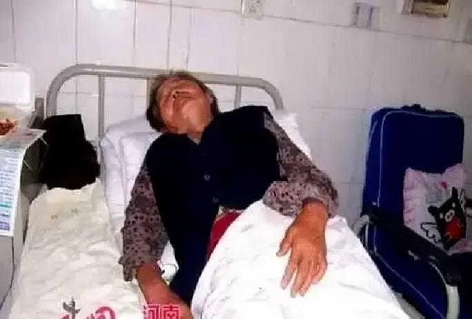 老太太每天骂女儿不来看她，其实女儿三个月前就没了。几个儿子怕她扛不住，编了一堆