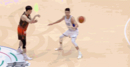 山东高速外援斯蒂尔和约翰逊连线，空接炸扣，弹跳爆表！本场比赛斯蒂尔27分，约翰