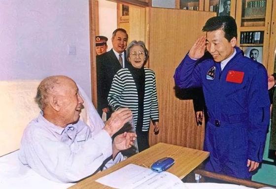 2008年冬，钱学森正在读报纸。突然，他对前来探望自己的儿子钱永刚说：“