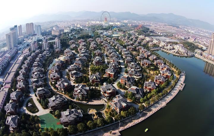 浙江有这么个地方，光听数据能吓你一跳：6万多常住人口，5万外来打工的，一年营
