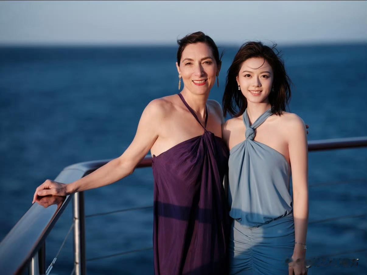同框娇兰全球总裁与LV太子妃的赵今麦，气场丝毫未输，天生一张极具辨识度的巨星脸，