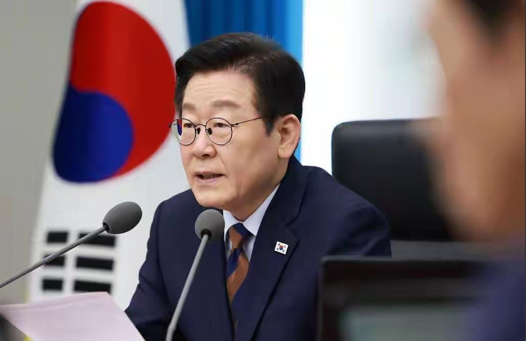 炸锅！韩国政坛又有大瓜啦！现任总统李在明12月2日对着镜头拍了桌子，“去年那