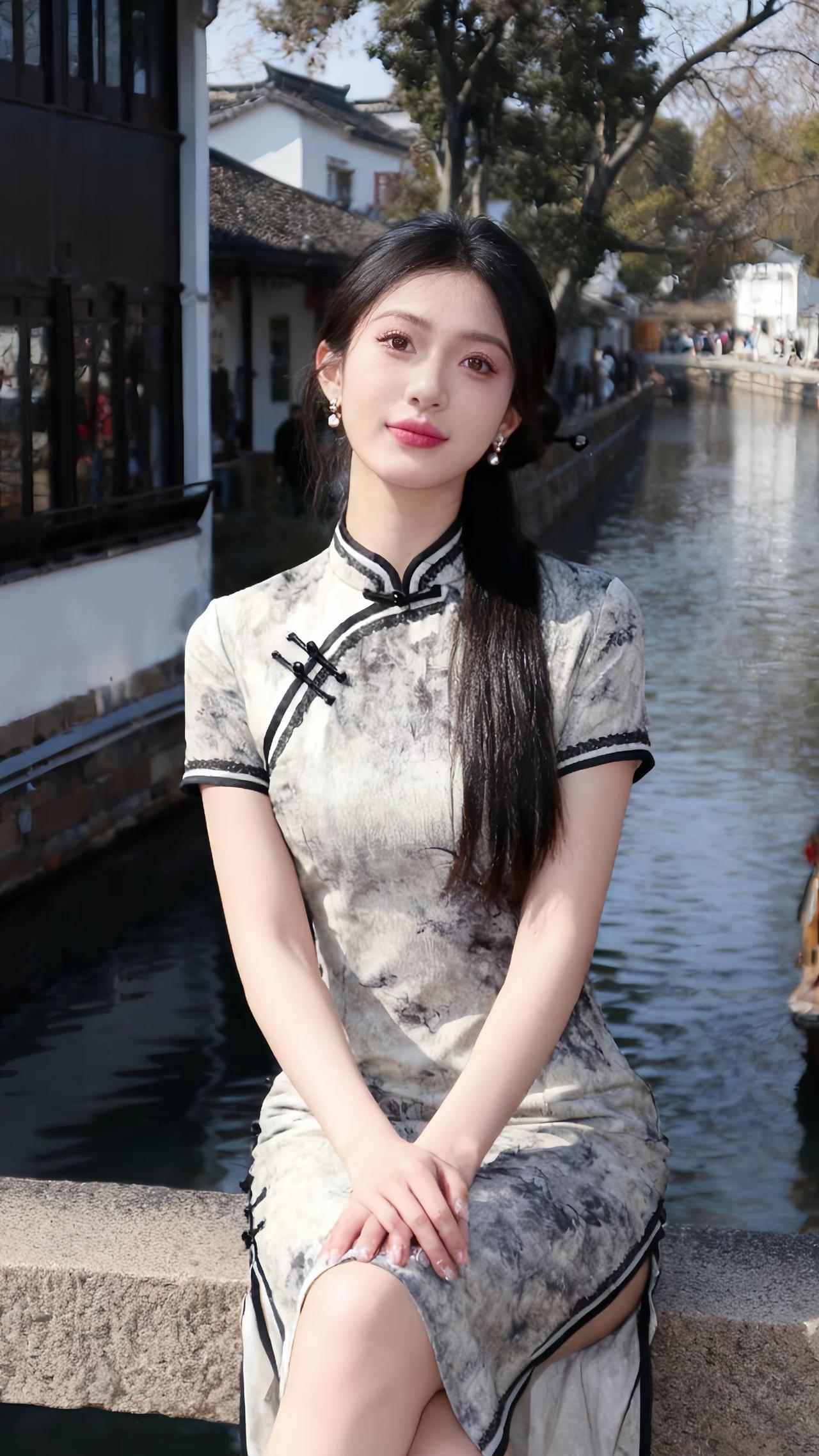 妩媚中有清媚，质朴中见质感，心动中暗心燃，悦眼中真悦心。