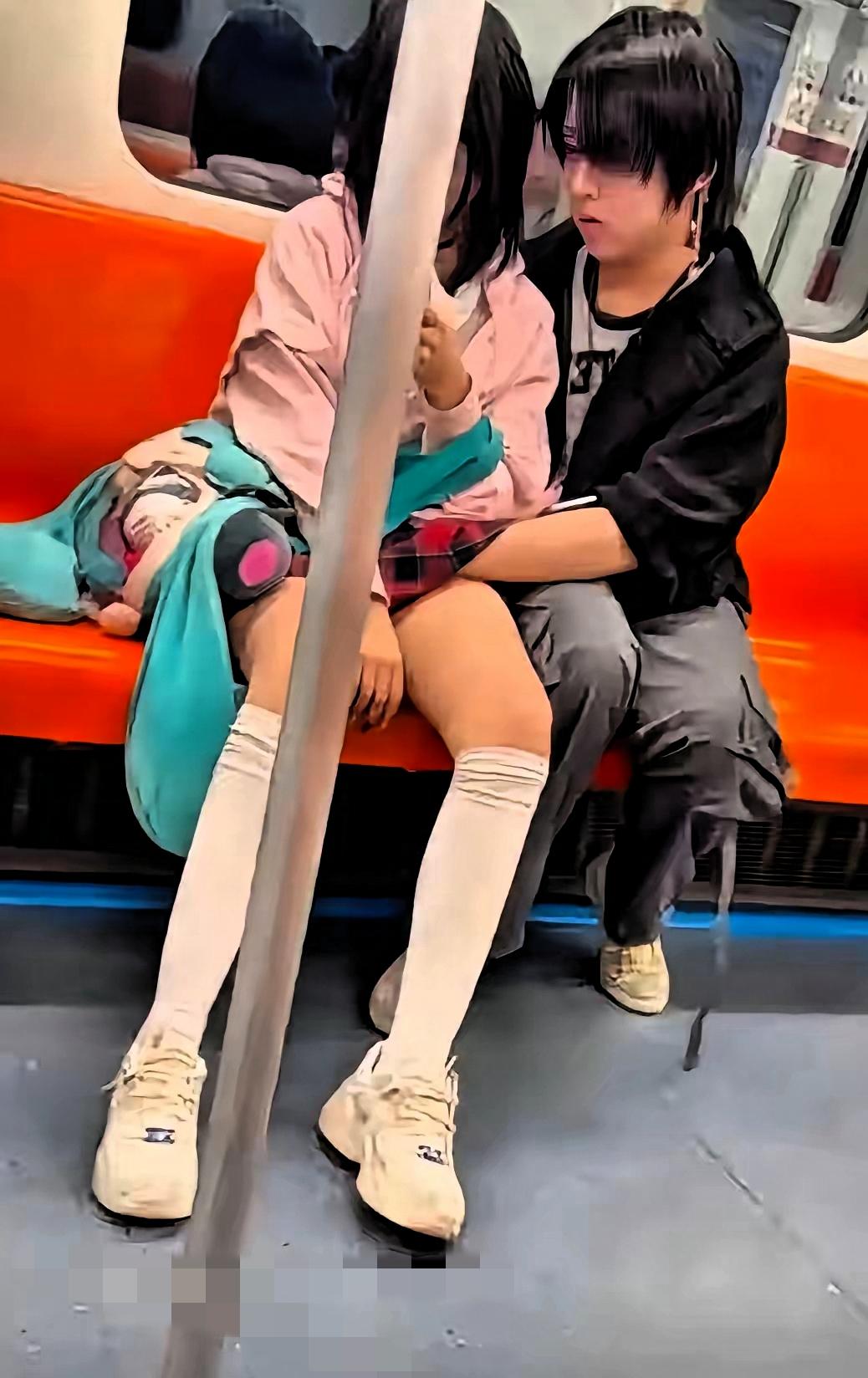 地铁上那只伸进女孩裙底的手，真的让人心头一紧——最可怕的从不是孩子的动作，而