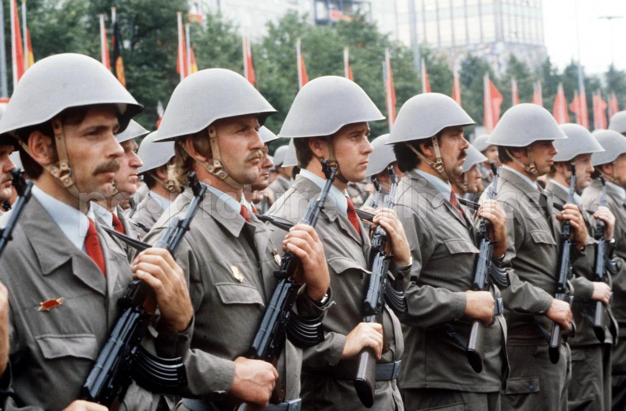 1986年，东德MPi-KM检阅中，东德民兵KdA士兵手持MPi-K