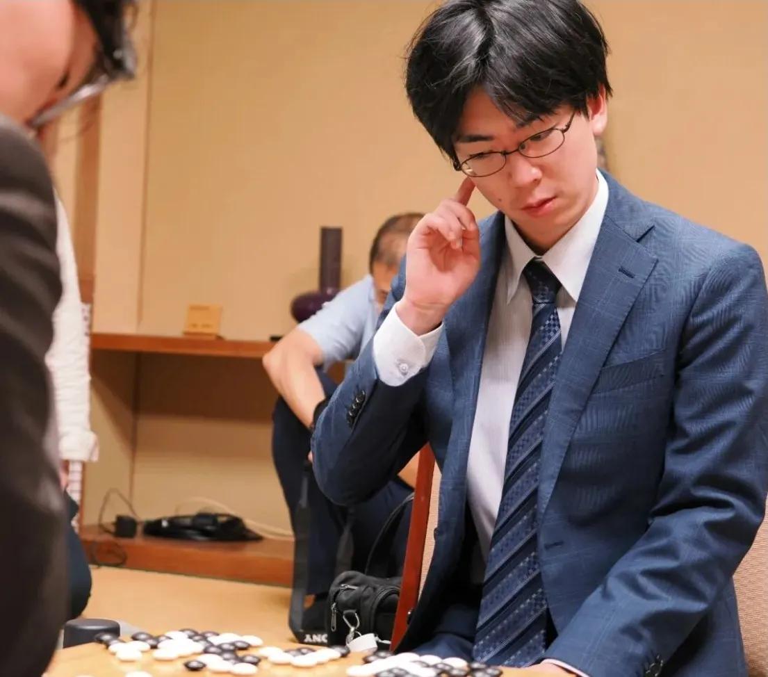 抗挫能力极强~井山扳平比分日本围棋第50届碁圣战五番棋挑战赛的第4局刚刚结