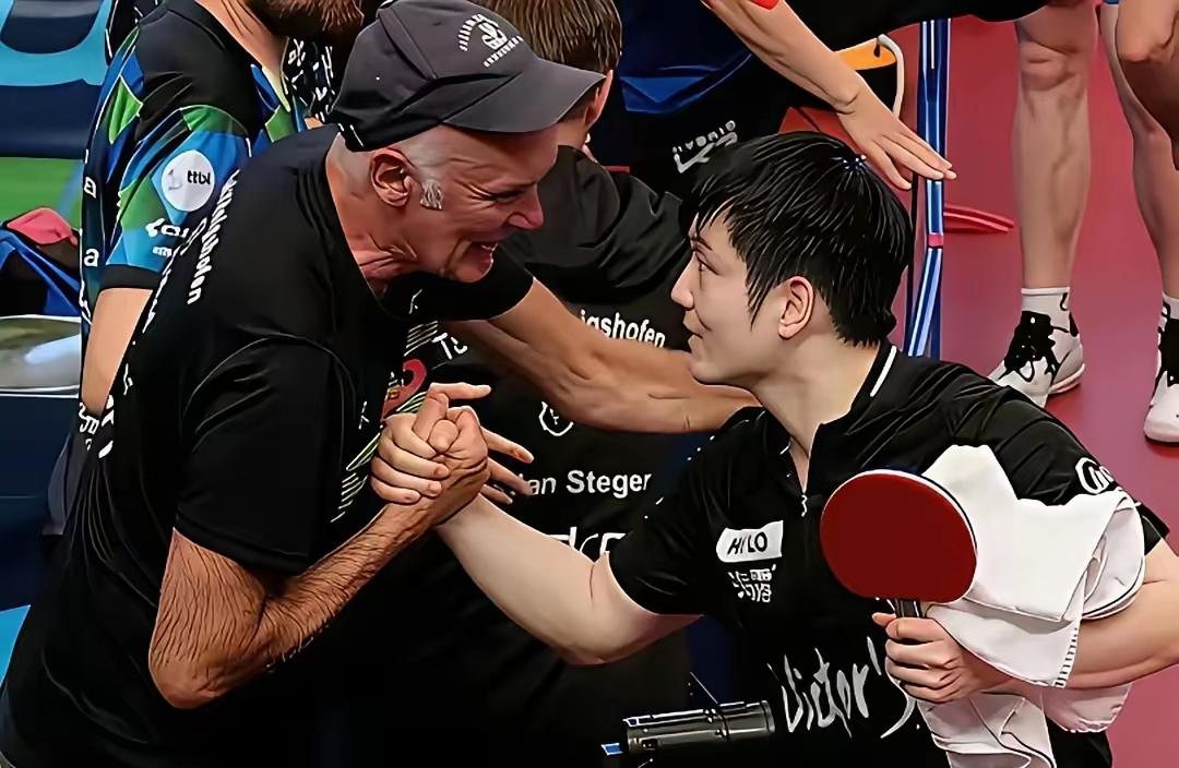 樊振东比赛后没有马上离场，特意到前排和德国球迷汉斯·穆勒紧紧握手，足足10秒。