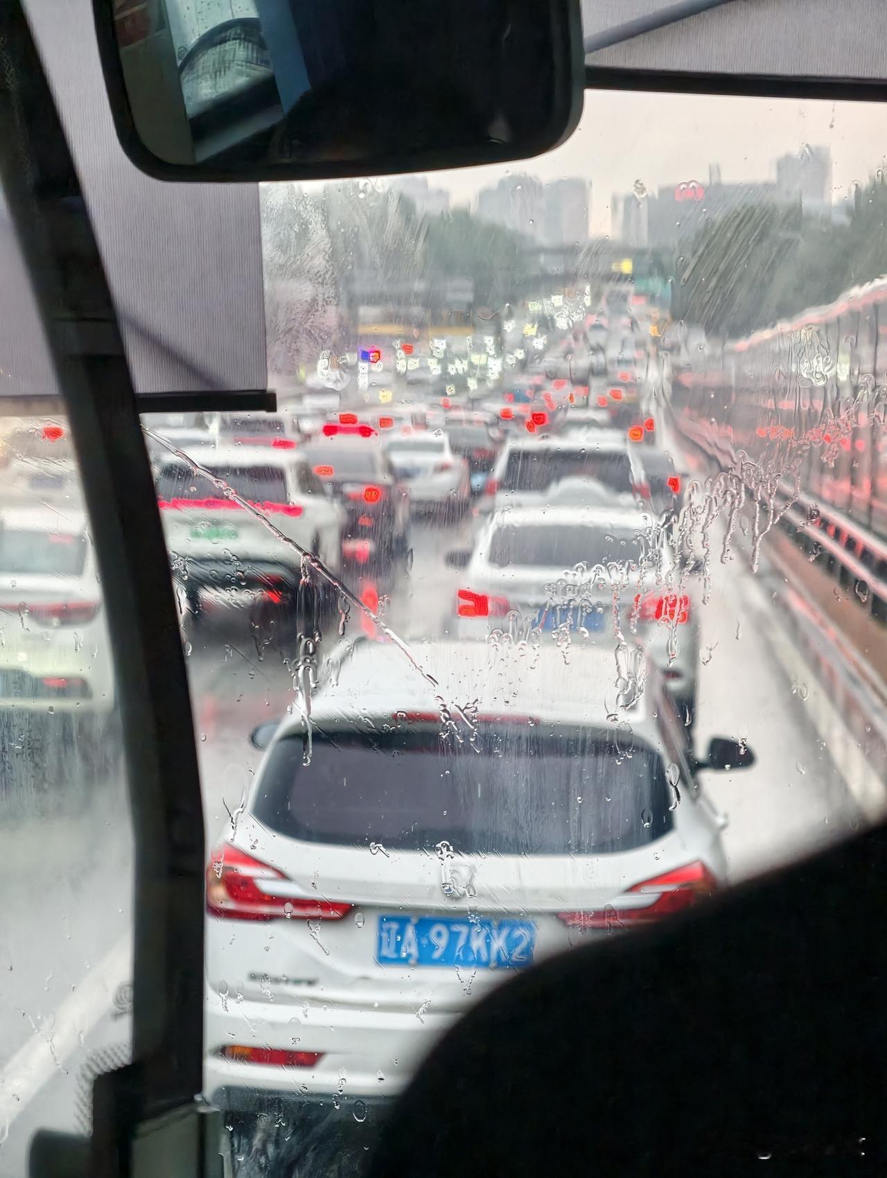 暴雨突袭沈阳，北二环堵车了，下班一小时还没到家。今天下午沈阳突降大雨，我被