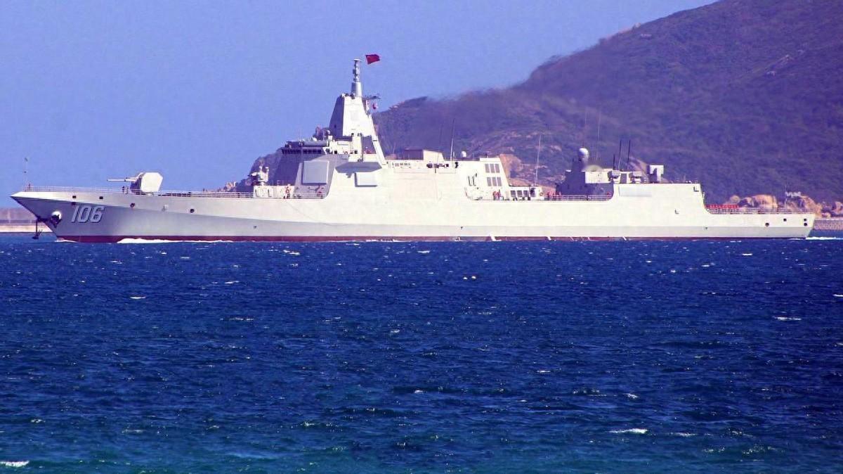 真能“单挑”10万吨航母？美军航母南海补给时，遭055近距围观！最近一段视频