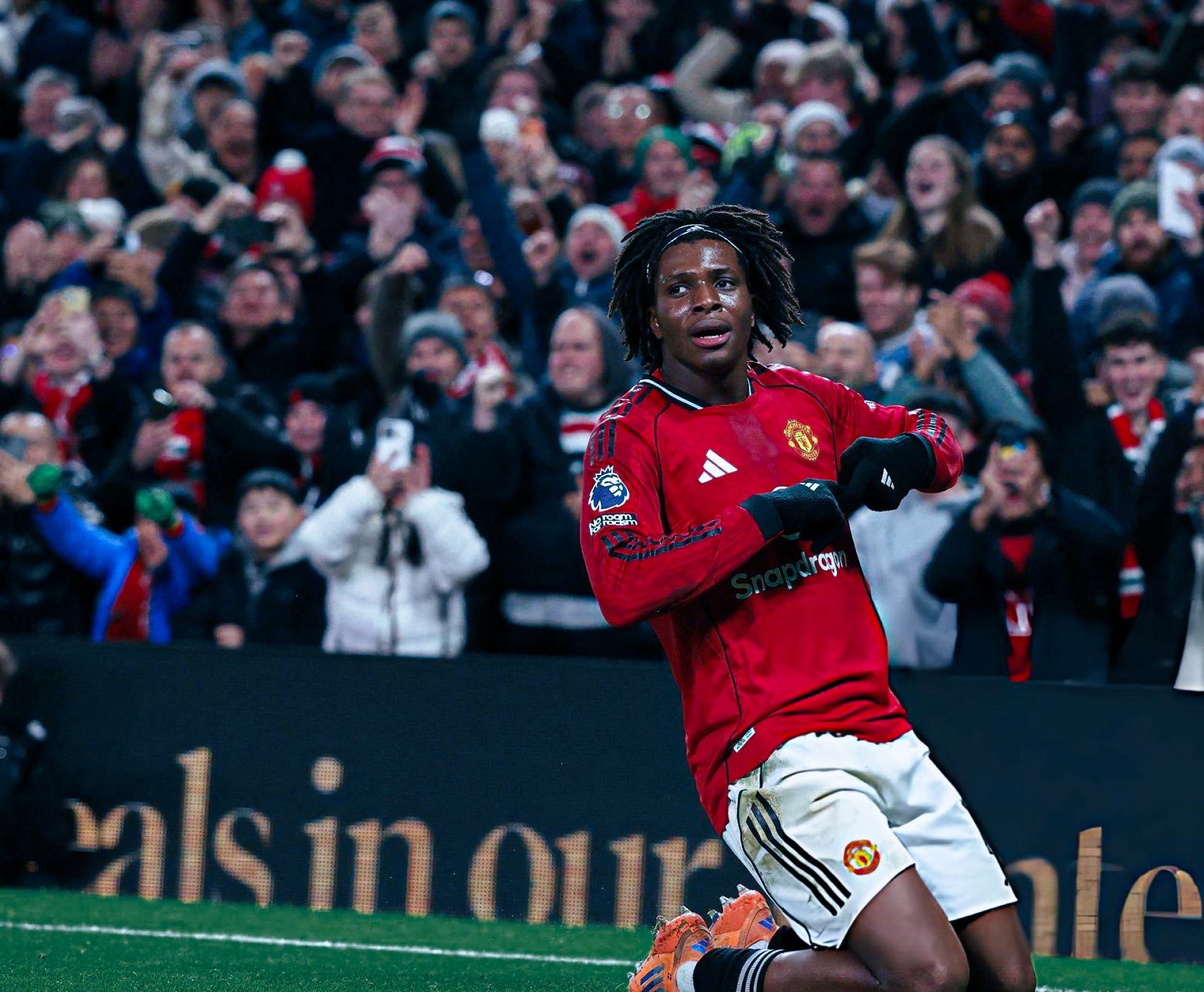 试过了四后卫，阿莫林总算棋谱多了一招。阿莫林谈多尔古的曼联生涯之战：“你把他放在