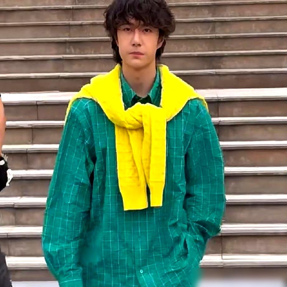 王一博在巴黎杀疯了！别人家艺人还在为个秀场座次争得头破血流，他倒好，直接穿着LO