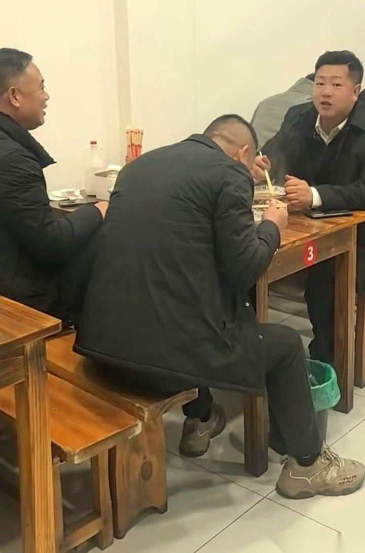 最怕那种刚火了几天，就不知道自己姓啥的网红。真的。人家小饭馆老板，看他来了，