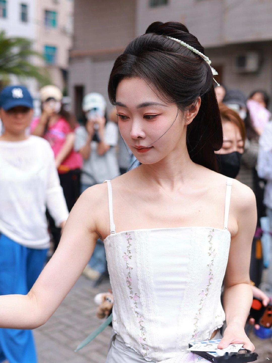 #宋轶吃东北菜吃美了#她的美，是那种越看越有味道的美。皮肤白净，眉眼清秀，眼尾微微一挑，既温柔又灵动