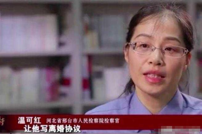 河北，一女子被一男子胁迫，当晚，男子醉酒后翻墙闯入女子家中，当着丈夫的面强行与妻