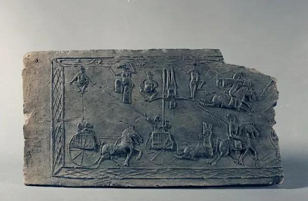 上世纪八十年代，河南新野农民老齐，忽然看见一位穿着讲究的男子，窝在自家鸡窝前偷瞄