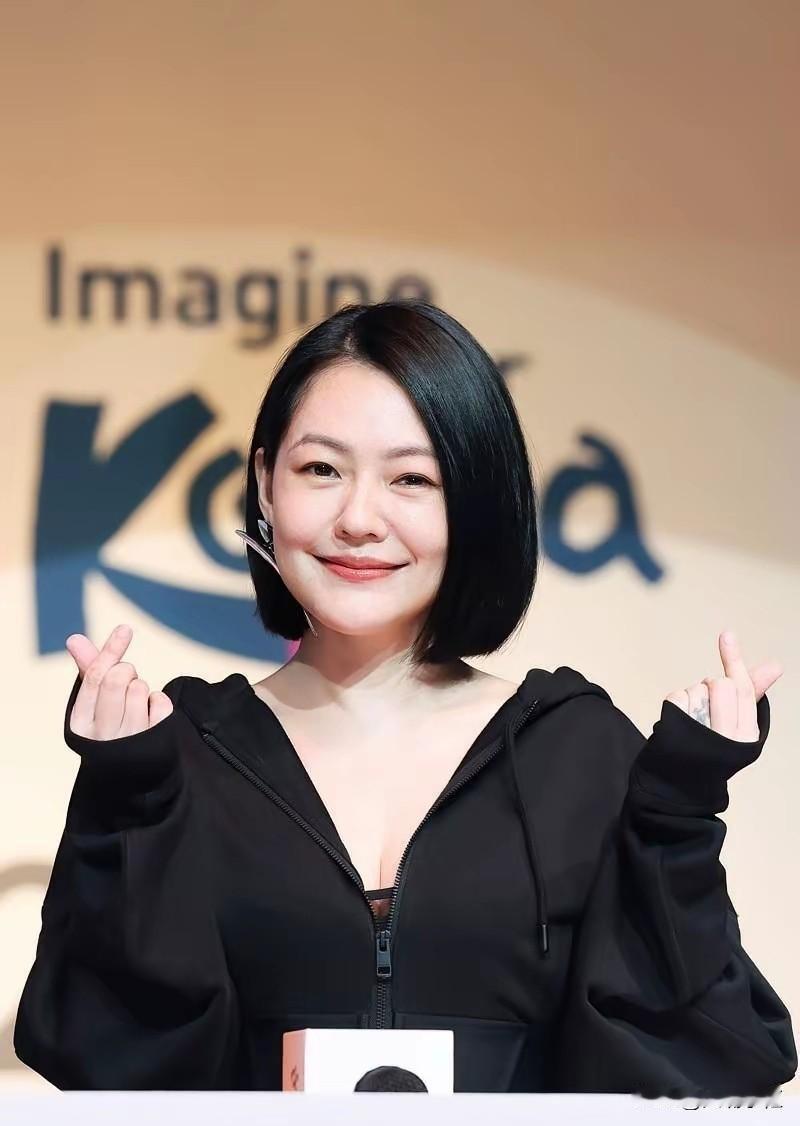 小S官宣复出，怎么像是个制作人演的一场戏？大S去世之初，小S就停工了，一开始是