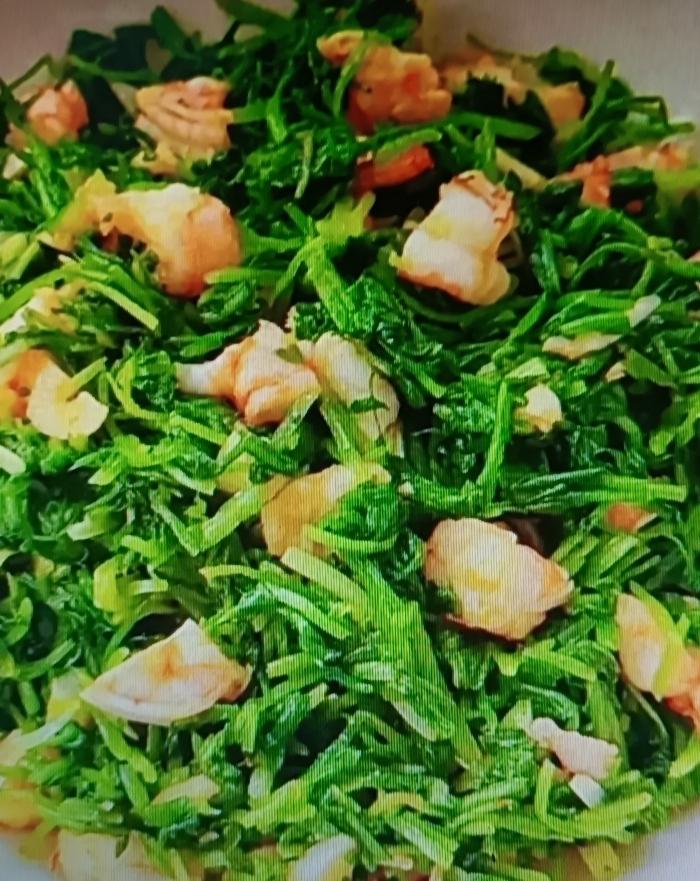 中老年朋友失眠别老想着吃药，多吃这四种菜降肝火，能秒睡到天亮。像荠菜拌虾仁，2