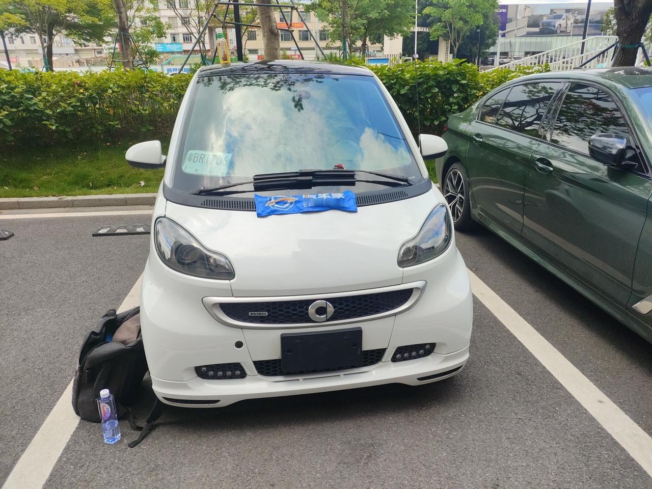 以现在的车市行情来看，当年花20万买这小车的是不是傻波？车长2米7，宽1米5，