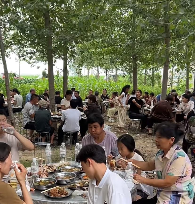 今天来到安徽皖北吃酒席，才知道这边一桌饭这么便宜。吃饭的空闲时间给这边做饭的厨师