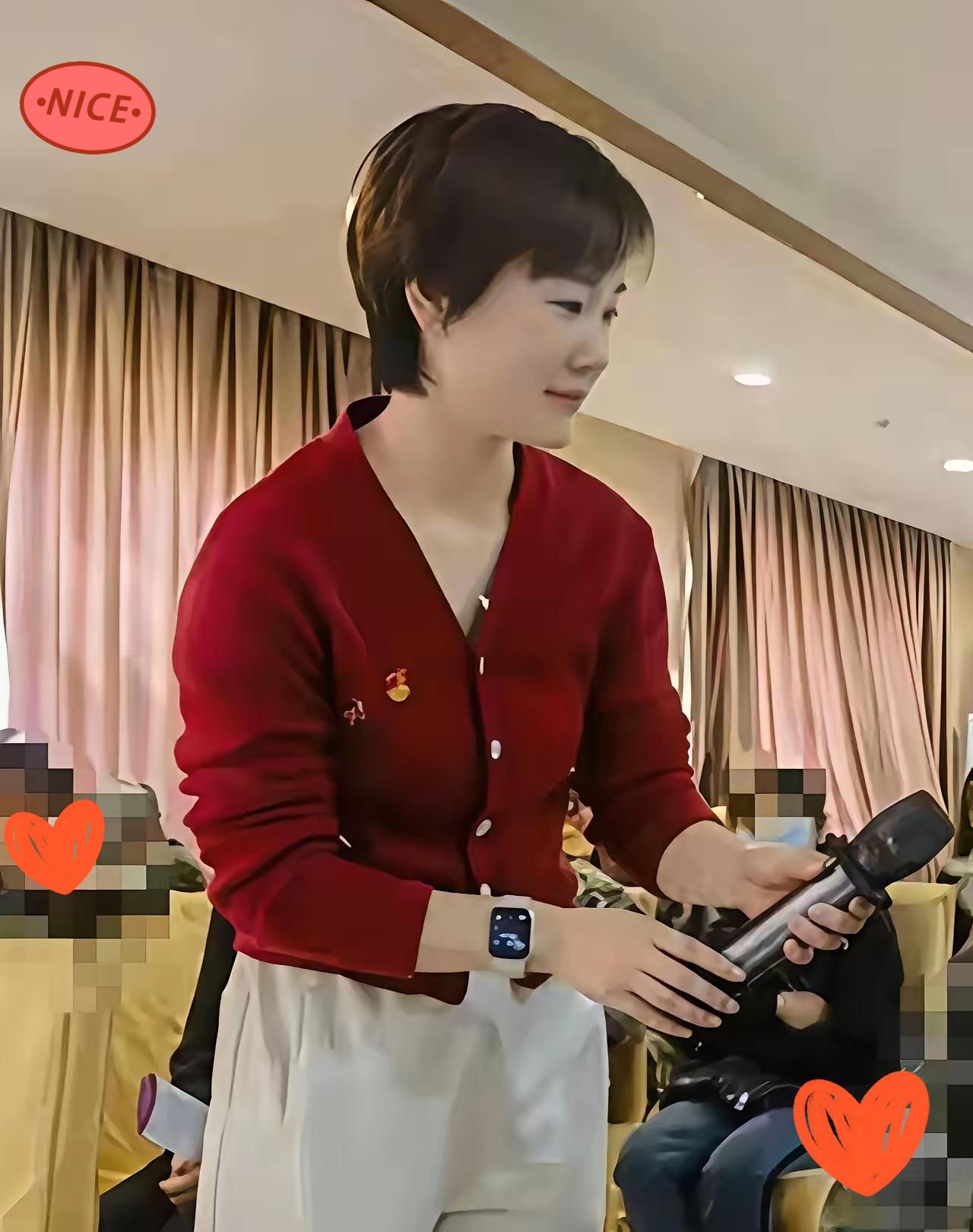 不会还有人觉得“家花没有野花香”吧？看到祖副院妻子我都为她不值！红衣短发配手表，