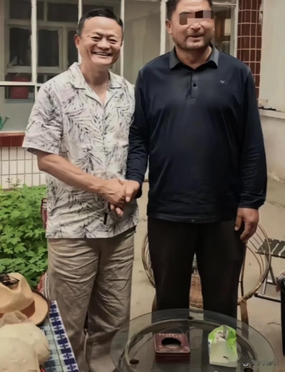 哈哈，马云这裤子是便宜货吗？品牌服装不会这么皱皱巴巴的吧，是不是他为了接地气，特