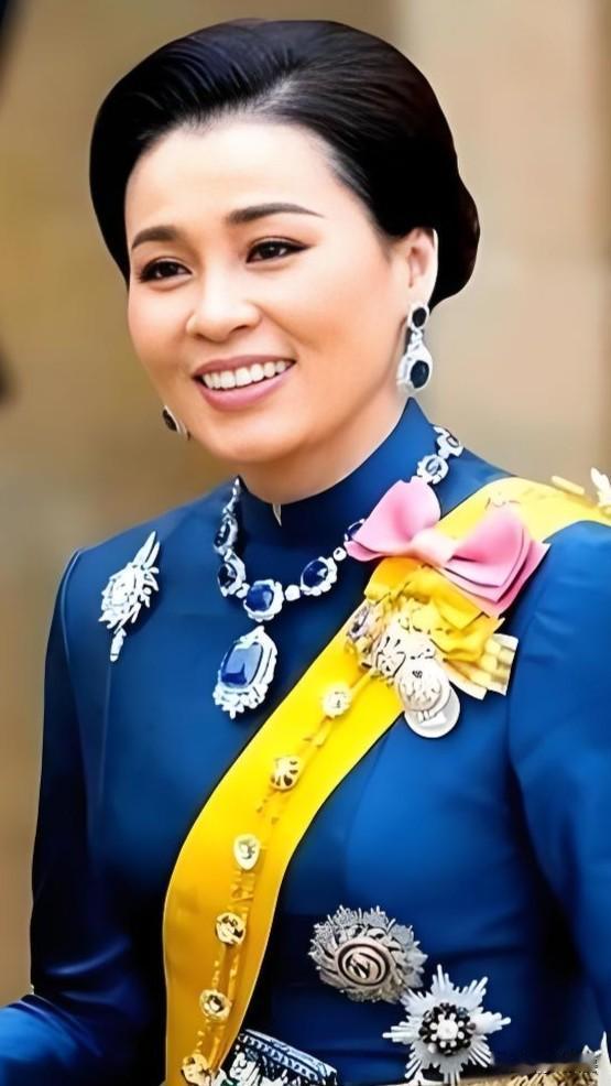 人要漂亮，穿什么都好看，不得不说，苏提达无论什么造型都能完美驾驭，美得让人移不开