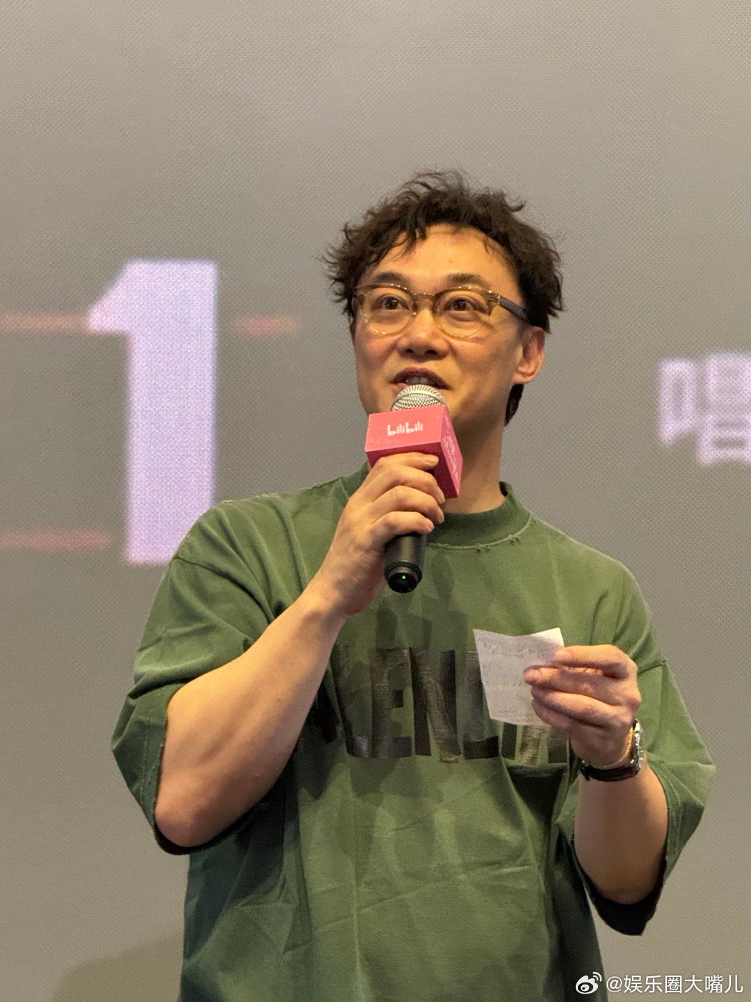 陈奕迅穿搭基础唱歌不基础谁能想到Eason刚收完演唱会，一周就在成都开嗓了？穿