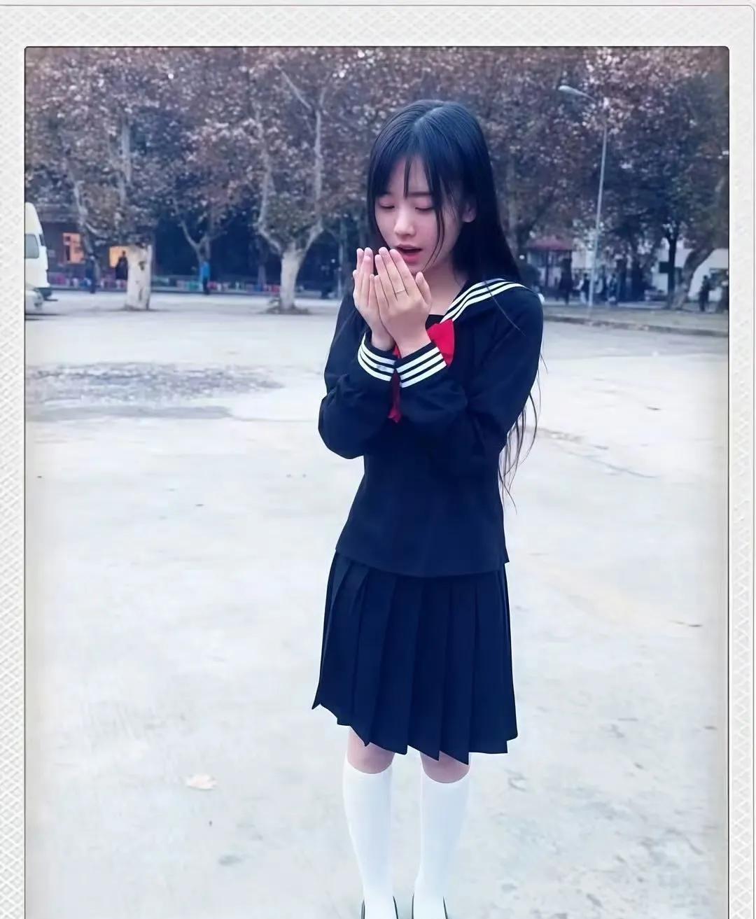 看鞠婧祎这些早期的照片，应该没人会觉得她整容了吧？早期的照片里鞠婧祎久很美了，只