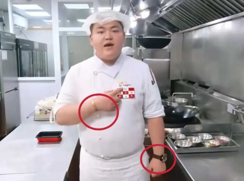 这是西贝上海厨师长，他要向罗永浩展示一下西贝的后厨，亲自炒了一个菜，结果菜还没有