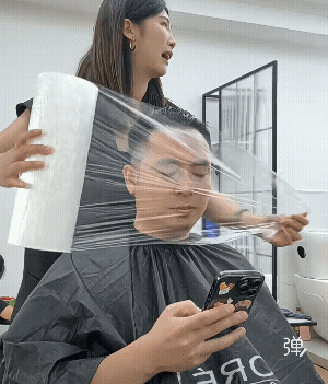 这男的真够镇定的，换别人缠第一圈的时候就跳起来了![捂脸哭]